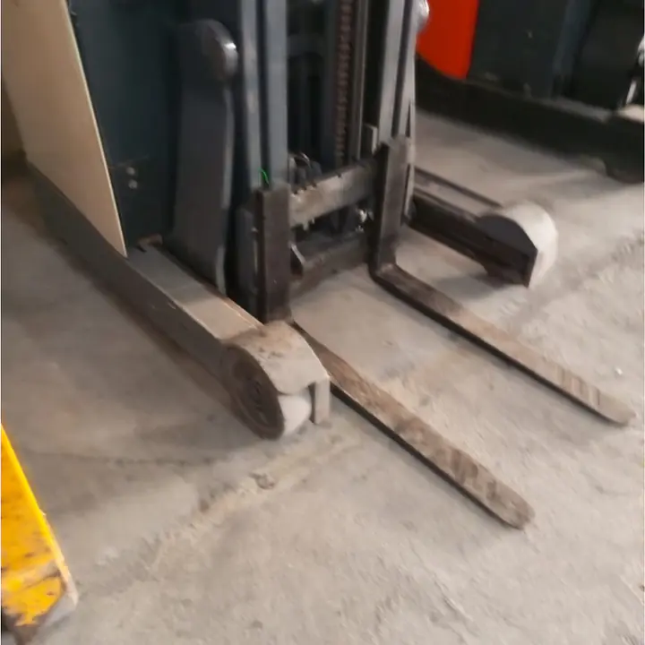 CROWN Reach Truck 1.4 ton - Master