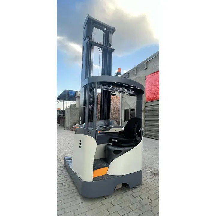 CROWN Reach Truck 2 ton - Master